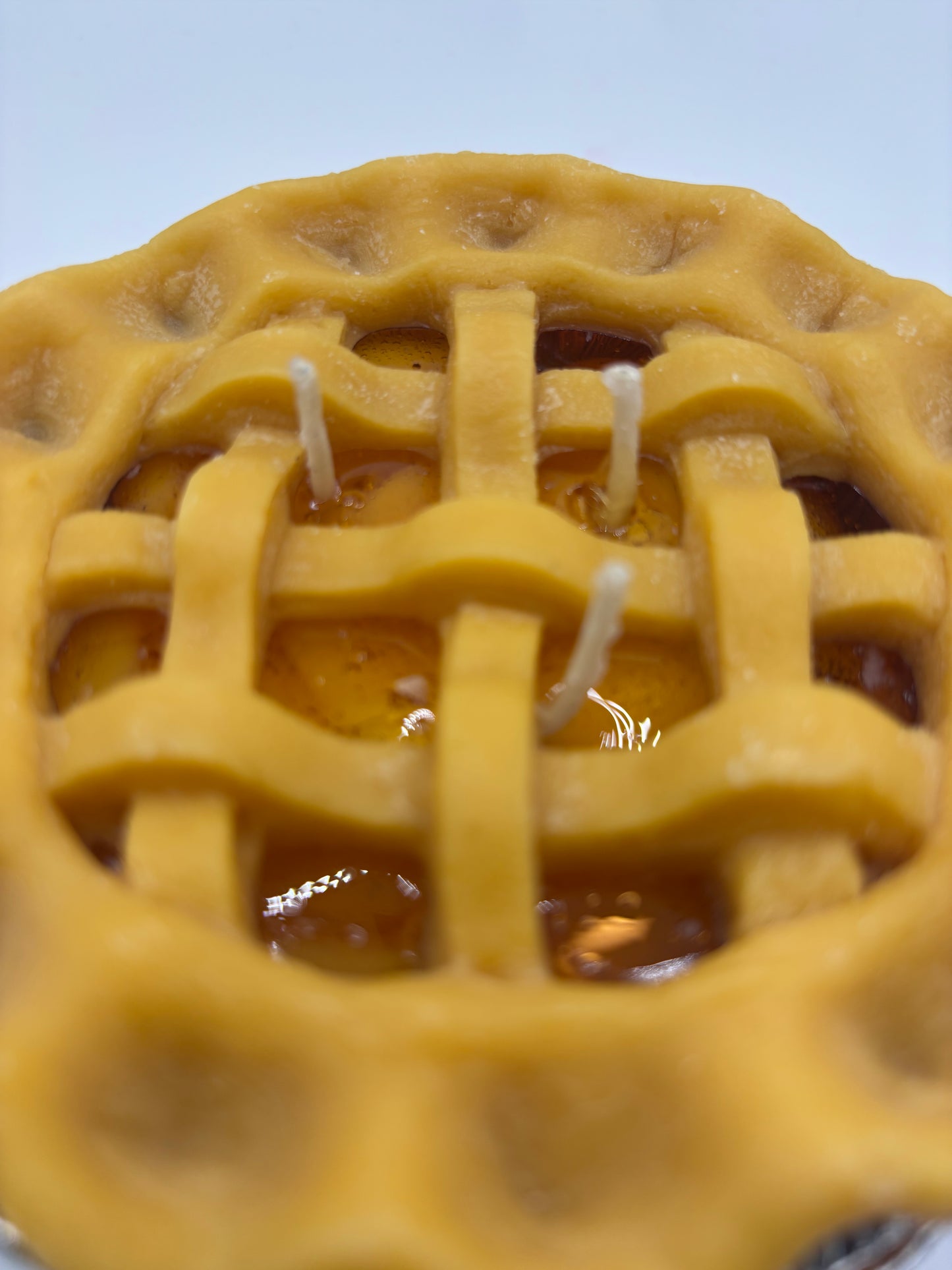 Dutch Apple Pie Candle with Lattice Crust – 8 oz, 3-Wick Realistic Dessert Candle