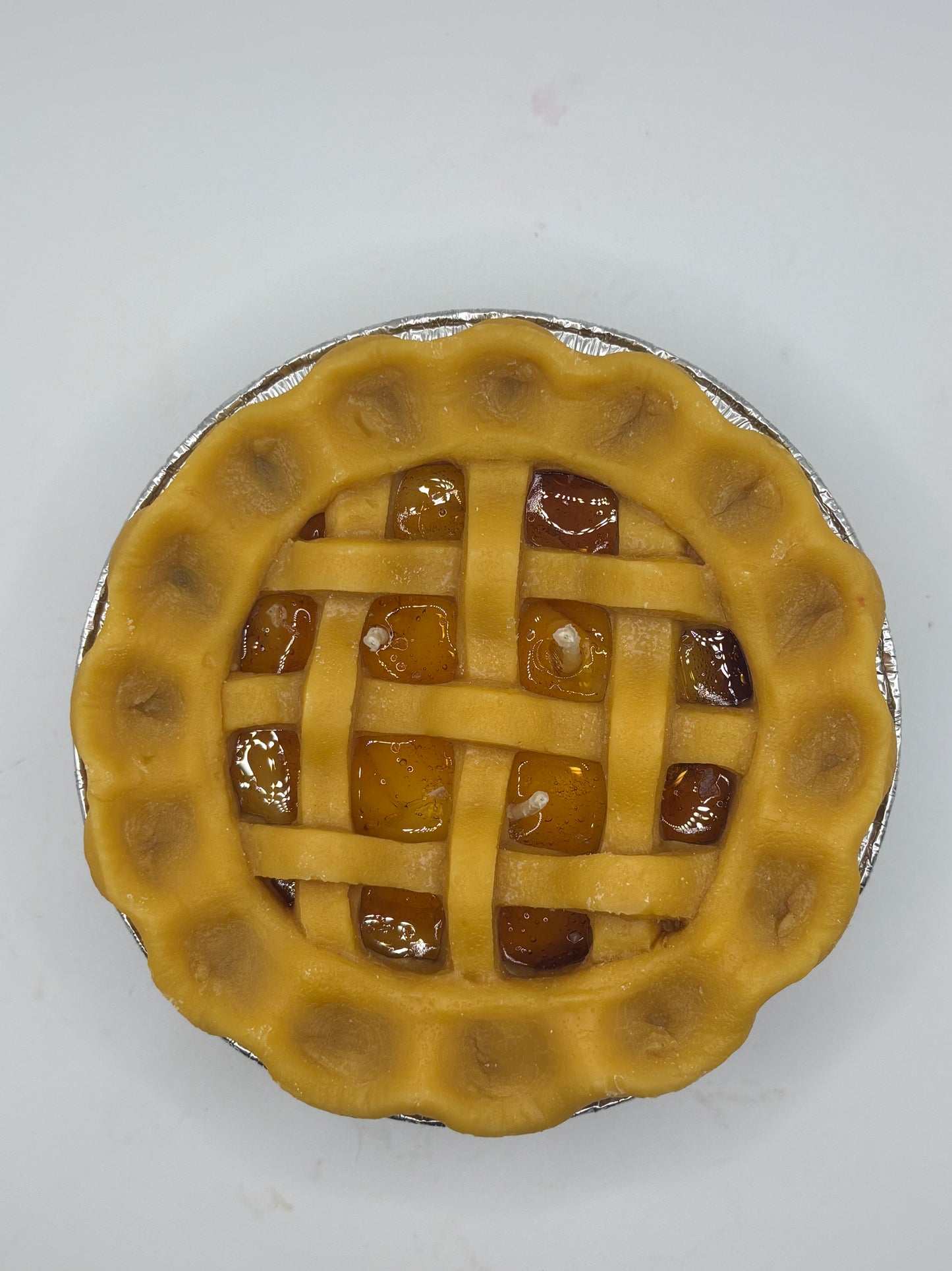 Dutch Apple Pie Candle with Lattice Crust – 8 oz, 3-Wick Realistic Dessert Candle