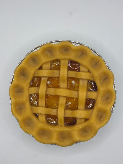 Dutch Apple Pie Candle with Lattice Crust – 8 oz, 3-Wick Realistic Dessert Candle