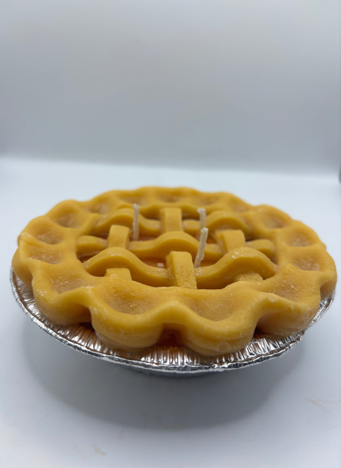 Dutch Apple Pie Candle with Lattice Crust – 8 oz, 3-Wick Realistic Dessert Candle