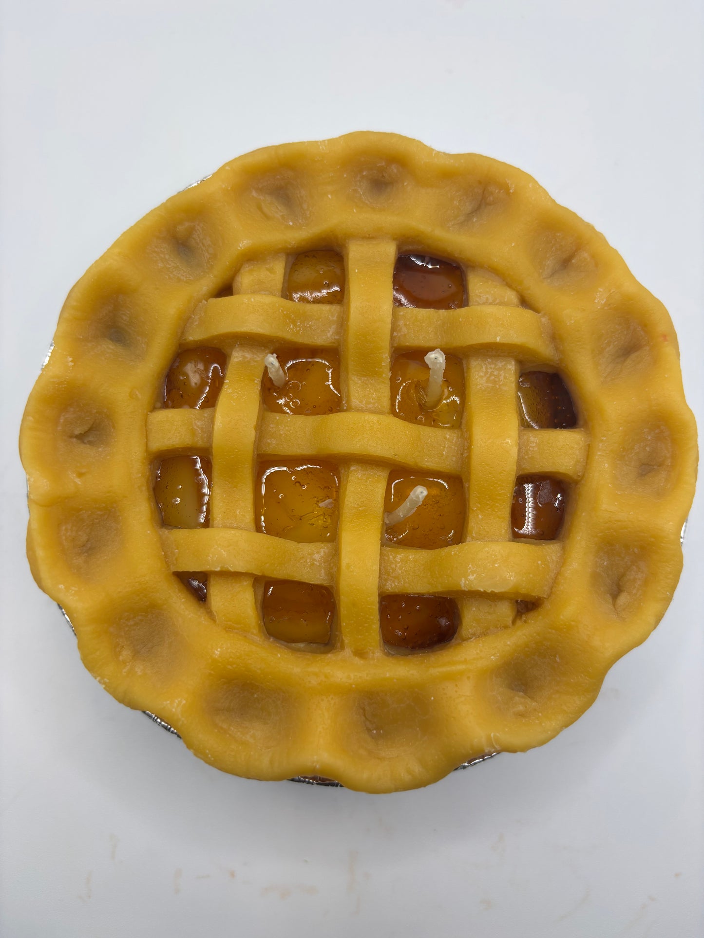 Dutch Apple Pie Candle with Lattice Crust – 8 oz, 3-Wick Realistic Dessert Candle